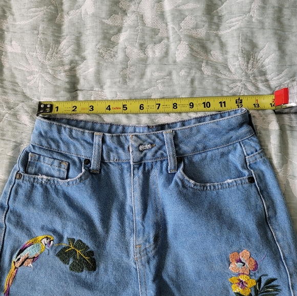 Embroidered Jean shorts - Picture 4 of 5